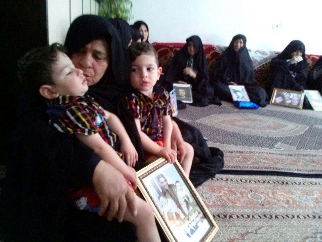 عکس/ فرزندان شهید دهقانی نیا در آغوش مادر بزرگ