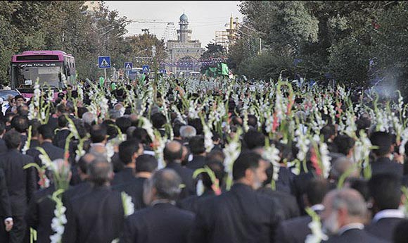 حرم مطهر رضوی در روز میلاد امام هشتم(ع) گلباران می‌شود