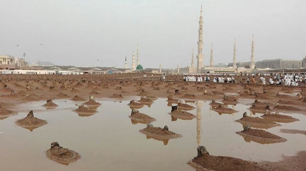 عکس/ بارش باران تابستانی در قبرستان بقیع