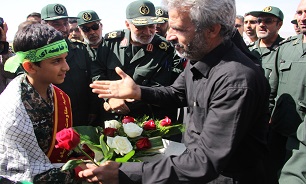 استقبال مردم و خانواده های شهدا  از خانواده «شهید حججی» در شیراز