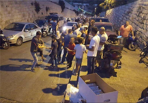 توزیع بسته های غذایی جوانان ایرانی در قدس+ تصاویر توزیع بسته های غذایی جوانان ایرانی در قدس+ تصاویر