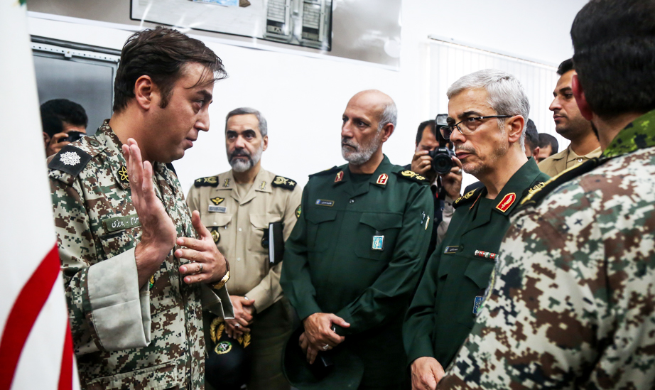 سرلشکر باقری از نمایشگاه دستاوردهای قرارگاه پدافند هوایی ارتش بازدید کرد