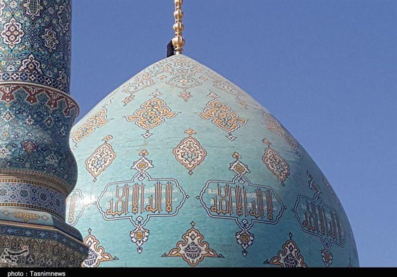 اهتزاز پرچم عزای حسینی بر فراز مسجد جمکران به روایت تصویر