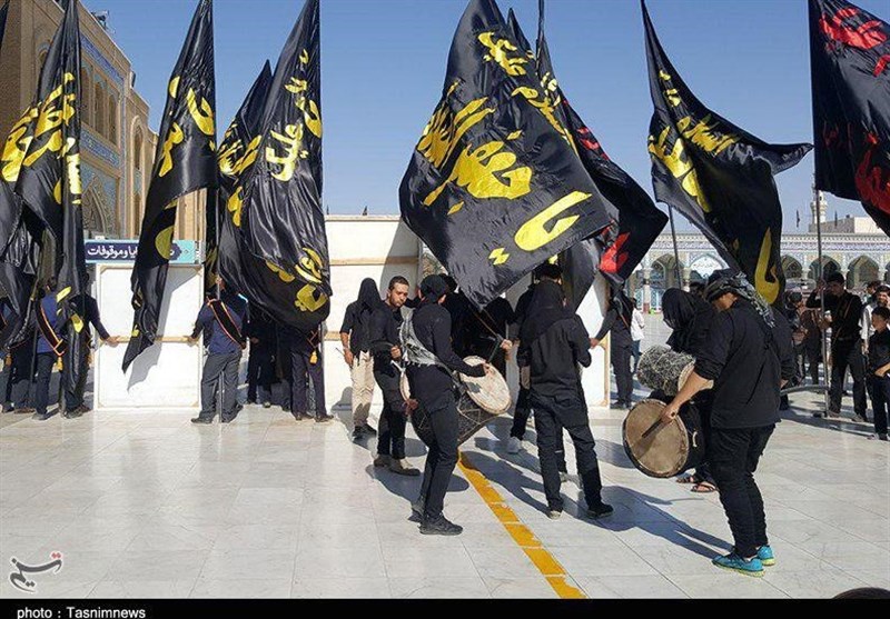 اهتزاز پرچم عزای حسینی بر فراز مسجد جمکران به روایت تصویر
