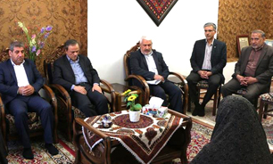 استاندار کرمان با خانواده شهید«نصرالله خاندانی» دیدار کرد