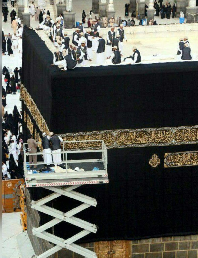 عکس/ تعویض پرده خانه خدا در آستانه عید قربان