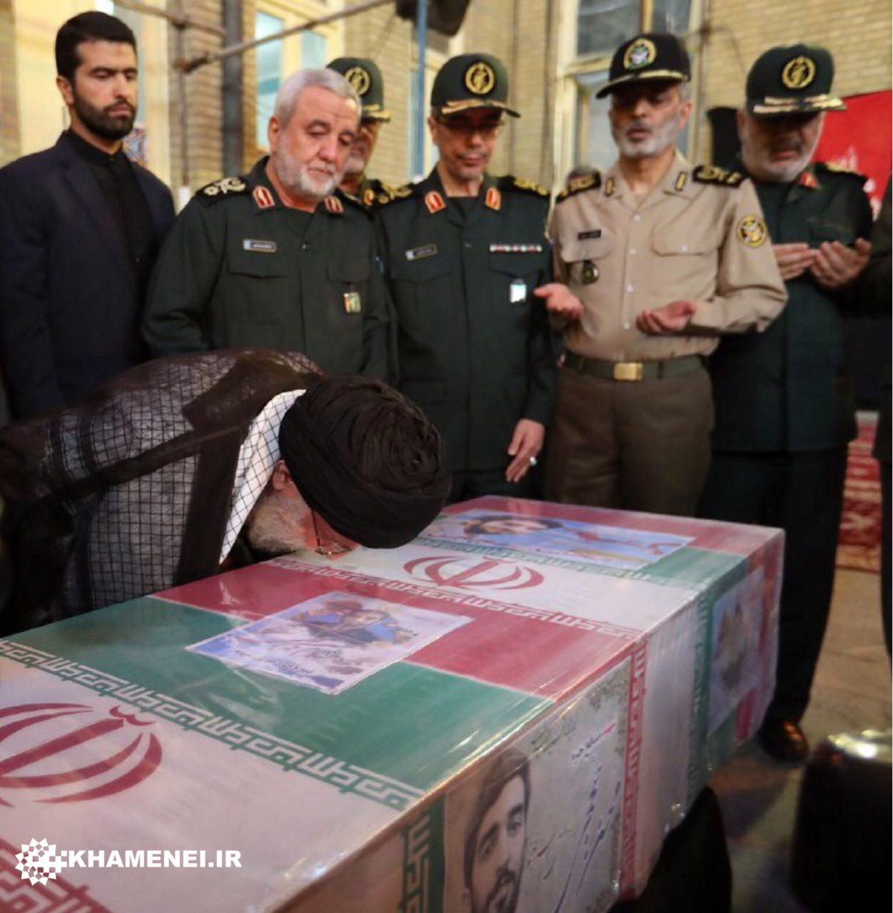 عکس/ بوسه امام خامنه‌ای بر تابوت پیکر شهید محسن حججی