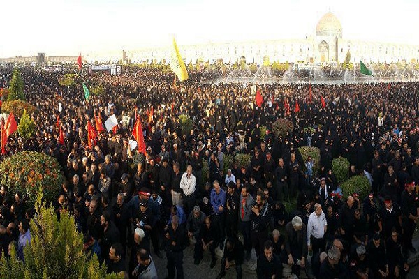 جمعیت «سیاه پوش» اصفهانی با پرچم های «سرخ» به استقبال از شهید حججی رفتند+ تصویر