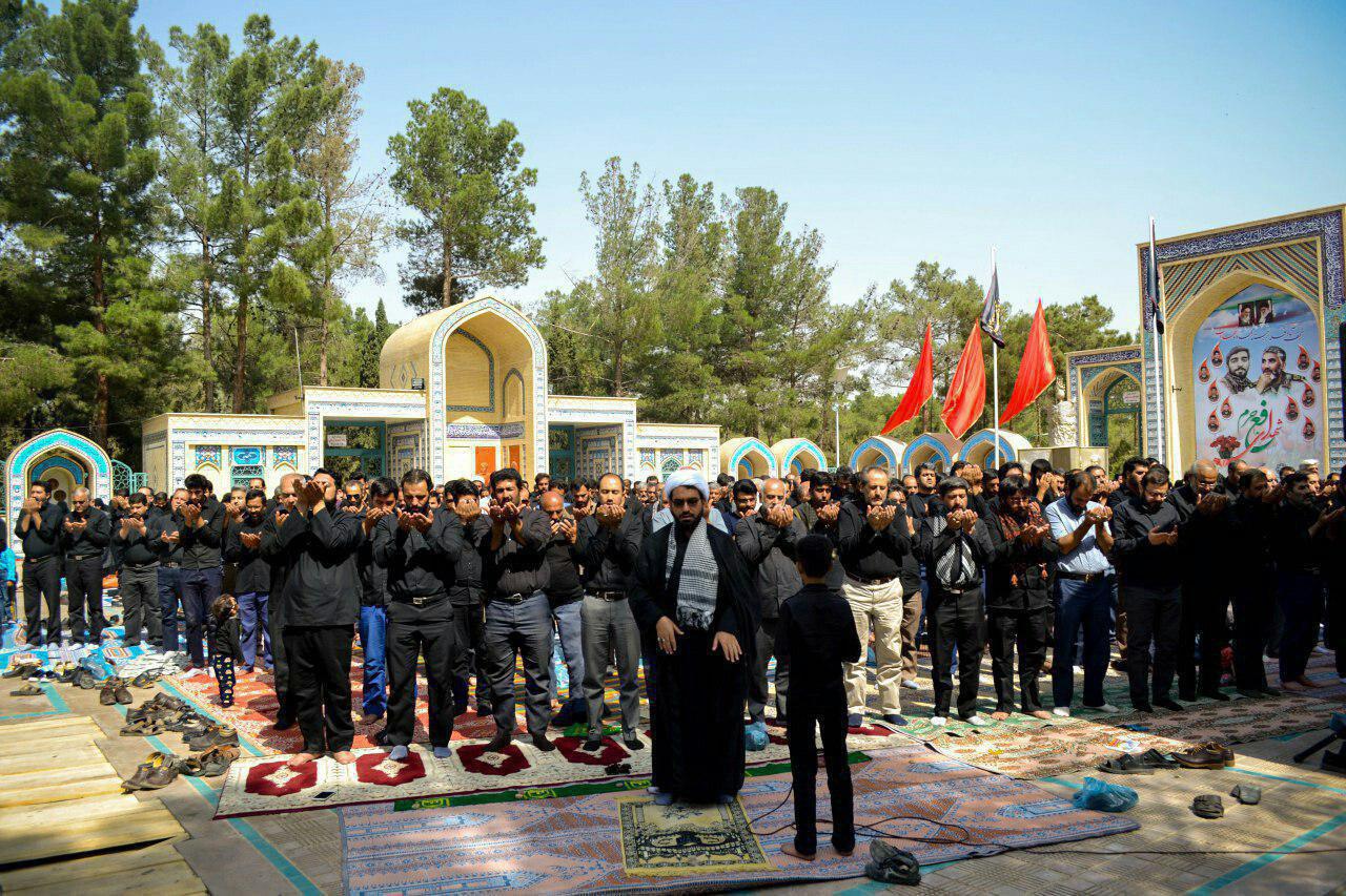 عکس/ اقامه نماز ظهر عاشورا در کنار مقبره شهید حججی
