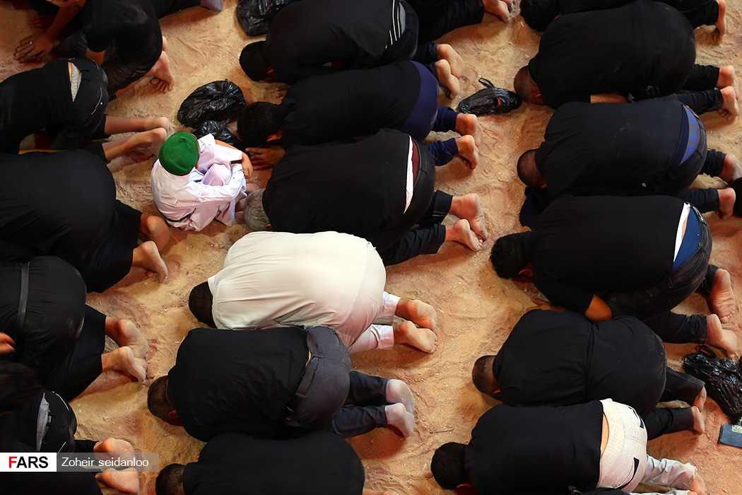 تصاویر/ نماز ظهر عاشورا در کربلا