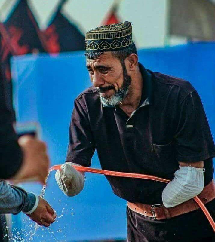 عکس/  تصویری خاص از یک خادم عراقی زوار حضرت سیدالشهدا در اربعین