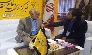بازدید نویسنده کتاب دفاع مقدس از غرفه خبرگزاری دفاع مقدس