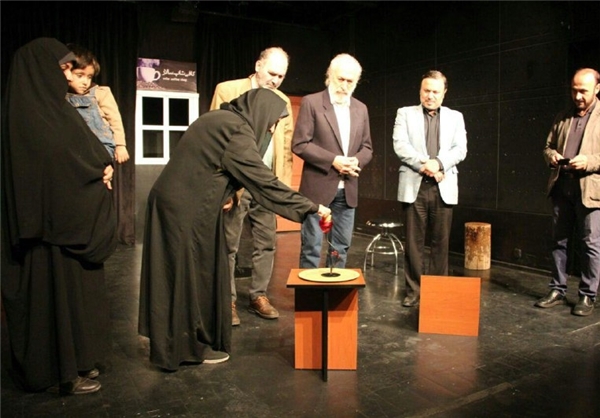 افتتاح نمایش «کافی شاپ» توسط مادر شهید مدافع حرم