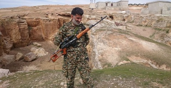 آزادباش یک جانباز قطع نخاعی به احترام نظامی برادر شهید مدافع حرمش