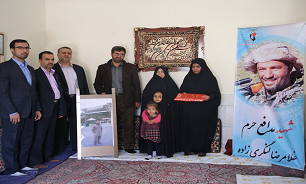 دیدار برخی مدیران بانک مسکن با خانواده شهید مدافع حرم
