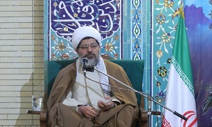 برخی حلال مشکلات را در مذاکره با ابرقدرت‌ها می‌دانند