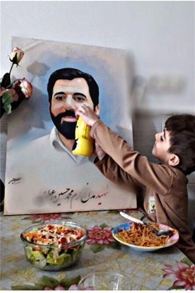 جوانی که چهره شهدا را نقاشی می‌کند و به خانواده هایشان هدیه می‌دهد