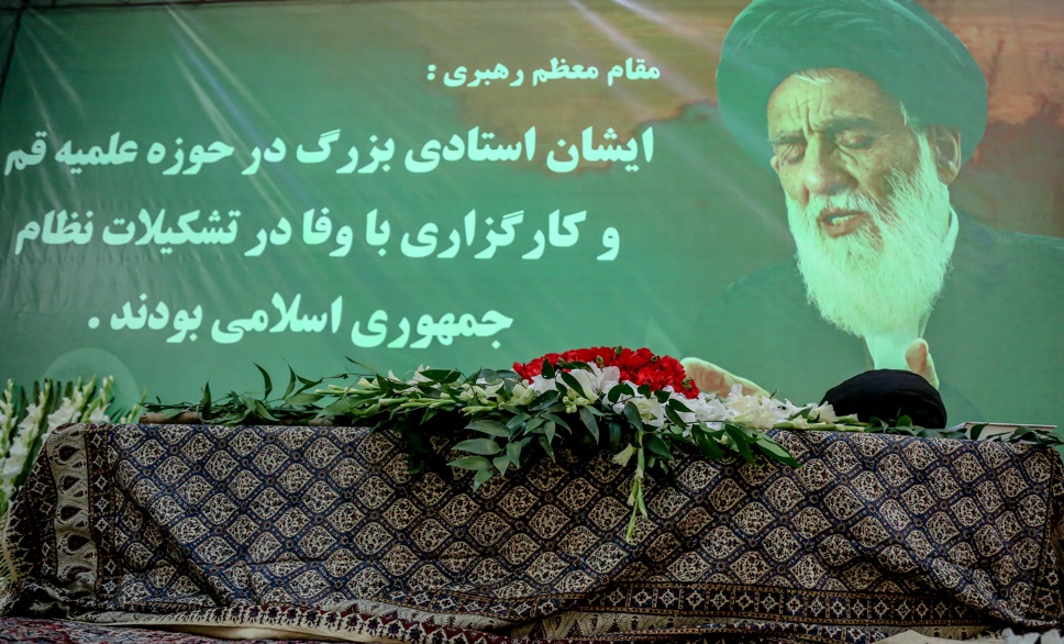 رهبر انقلاب اسلامی بر پیکر آیت‌الله هاشمی شاهرودی نماز اقامه کردند