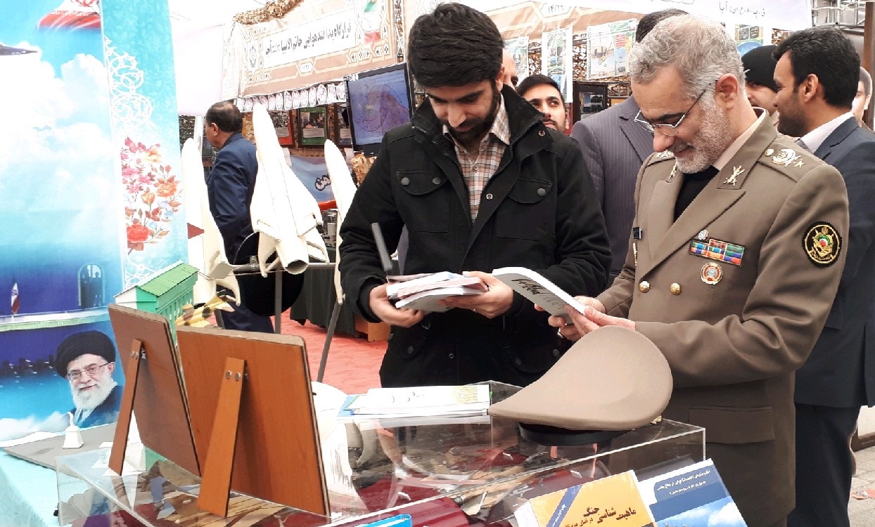 بازدید مشاور عالی فرمانده کل ارتش از نمایسگاه ملی دستاورد‌های انقلاب اسلامی و دفاع مقدس