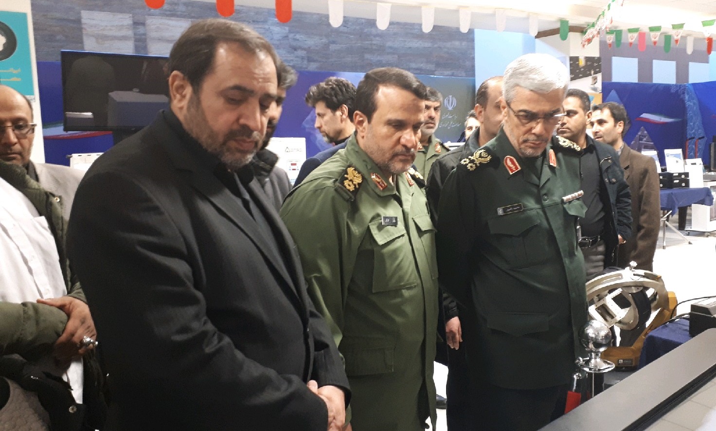بازدید سرلشکر باقری از نمایشگاه ملی دستاوردهای انقلاب اسلامی