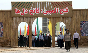 ادای احترام دانشجویان خارجی به شهدای یادمان فتح المبین در شوش