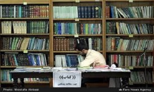 توزیع ۱۲۰۰ جلد کتاب حوزه ایثار و شهادت بین معتکفین مساجد قم