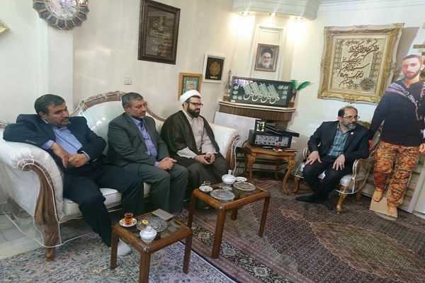 دیدار جمعی از مدیران سازمان اوقاف با خانواده شهید «حدادیان»