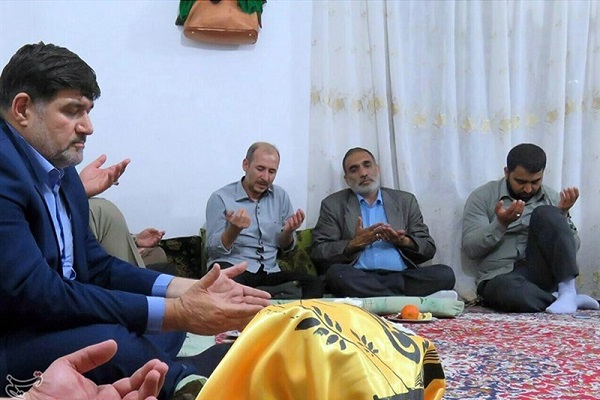 تحویل لوازم شهدای فاطمیون به خانواده‌ها+عکس