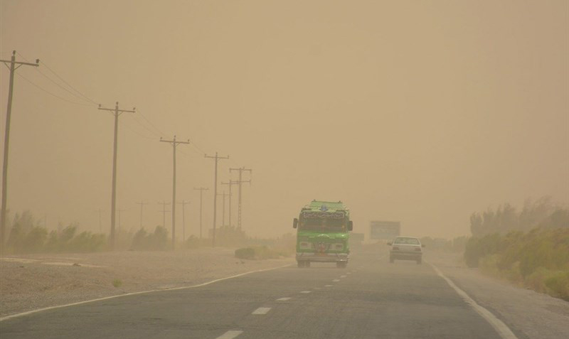 گرد و خاک و وزش باد شدید در اکثر محورهای استان فارس