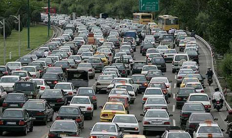 ترافیک نیمه سنگین در آزادراه تهران  - کرج/ بارش باران در محورهای مواصلاتی استان گیلان