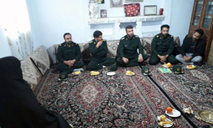 دیدار بسیجیان همدانی با خانواده شهید «ایرج سبحانی»