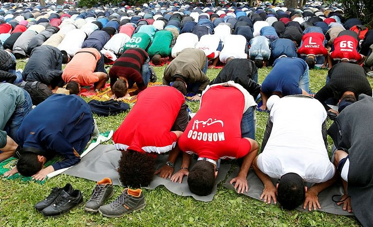 نماز عید فطر در روسیه با رنگ و بوی جام جهانی+تصاویر