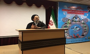 شهدا و کسانی که حافظ ارزش های شهدا هستند باهم برابرند