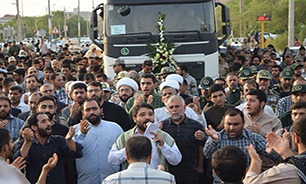 مردم بندر امام خمینی(ره) پیکر 75 شهید تازه تفحص شده را گلباران کردند