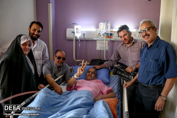 عیادت خبرنگاران خبرگزاری دفاع مقدس با جانباز «سید صالح موسوی» در بیمارستان