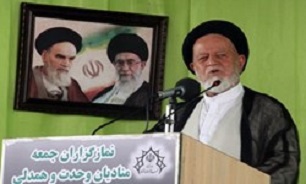 مذاکره با آمریکا برای رفع مشکلات اقتصادی ساده‌اندیشانه است