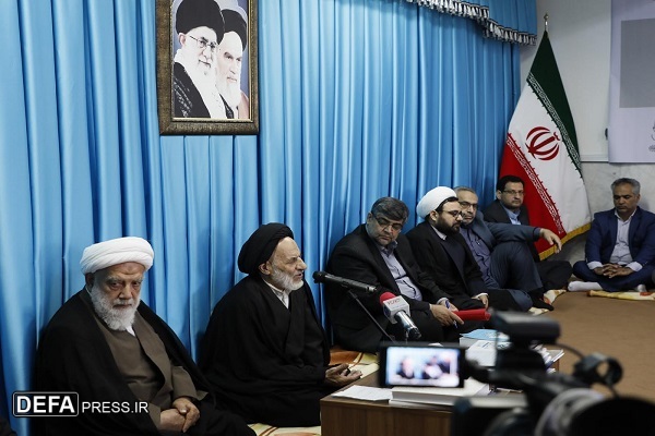 خبرنگاران جامعه را آگاه نگه می دارند