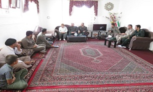 دیدار فرمانده سپاه با خانواده شهدا در دهگلان