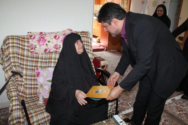 تجلیل فرهنگسرای عطار از مادر شهید ناصریان
