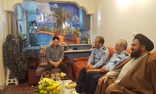 امیر سرتیپ خلبان نصیرزاده با خانواده یکی از شهدای عقیدتی سیاسی دیدار کرد
