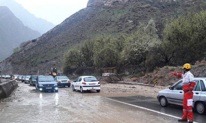 بارش باران در محورهای استان‌های خوزستان و کردستان/ ترافیک در محور ایلام به مهران