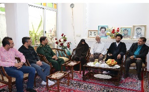 مسئولین اردکان با خانواده شهدای این شهرستان دیدار کردند