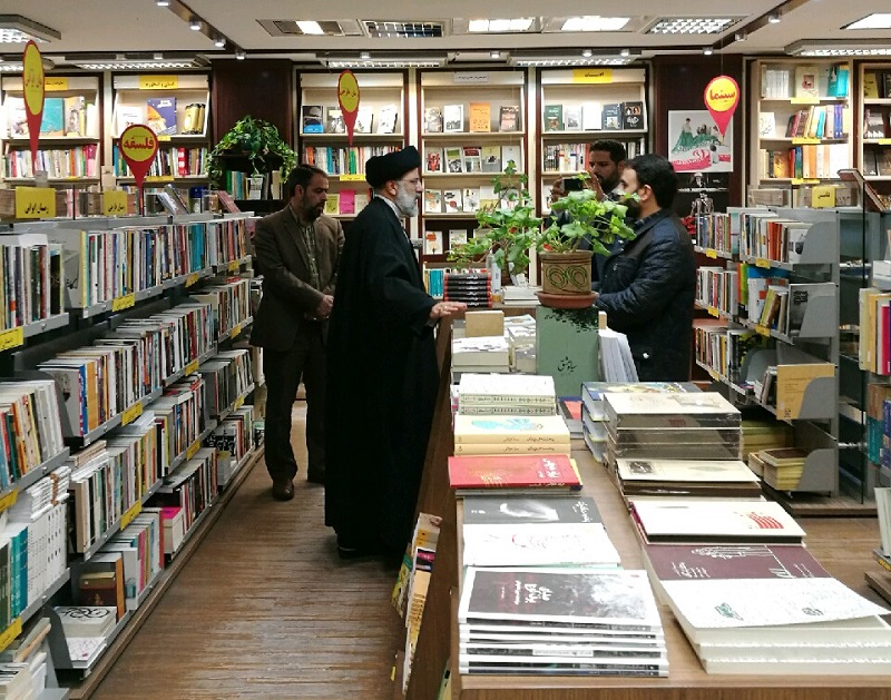بازدید حجت‌الاسلام رییسی از کتابفروشی‌ ترنجستان سروش+ عکس