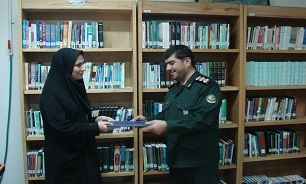 تجلیل از مسئول کتابخانه تخصصی دفاع مقدس شهرکرد