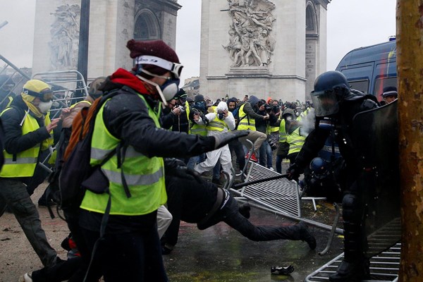 تعداد بازداشتی‌های اعتراضات امروز فرانسه به هزار نفر افزایش یافت