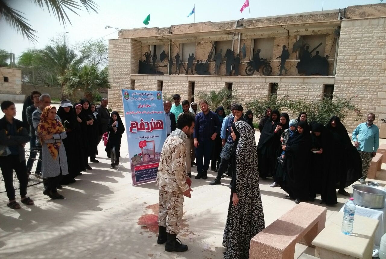 اجرای نمایش خیابانی «نسیم» در موزه دفاع مقدس خرمشهر+ عکس