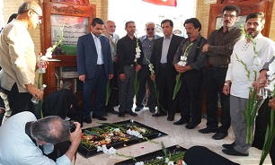 عطر افشانی گلزار شهدای بوشهر توسط هنرمندان