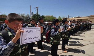 سبز پوش شدن دانش آموزان و معلمان خرم آبادی در حمایت از سپاه