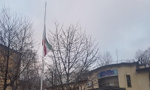پرچم سفارتخانه‌ها و نمایندگی‌های ایران در خارج از کشور به حالت نیمه افراشته درآمد