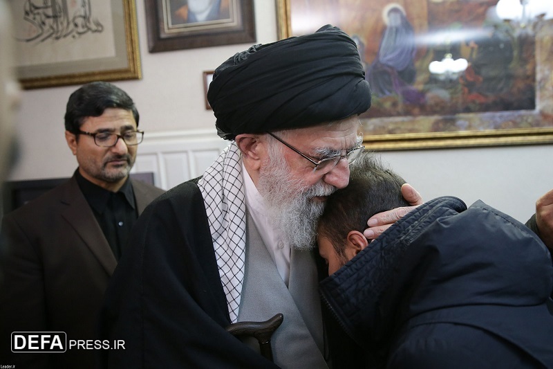 سایه آفتاب بر منزل دوست/ دلجویی امام خامنه‌ای از خانواده شهید سلیمانی+ تصاویر